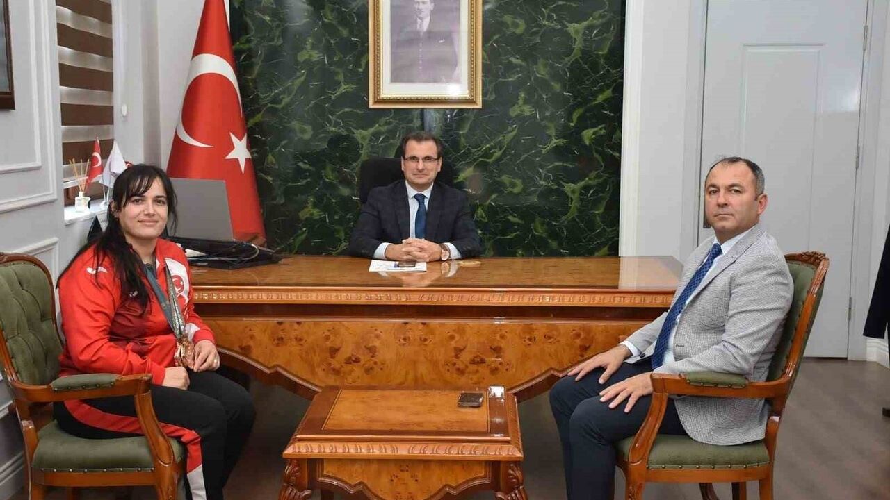 Salihli Kaymakamı Güldoğan’dan Başarılı Judocu Yadigar Talayhan’a Plaket