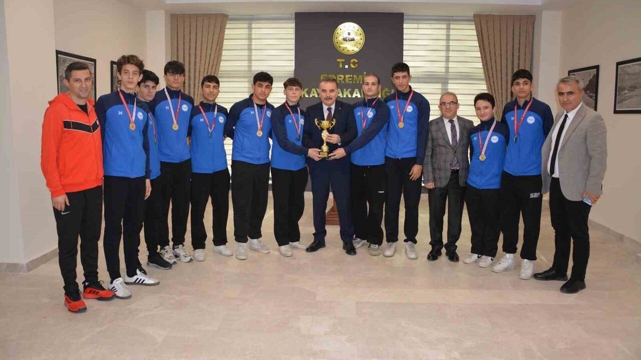 Şampiyon Voleybolcular Kaymakam Odabaş'ı Ziyaret Etti