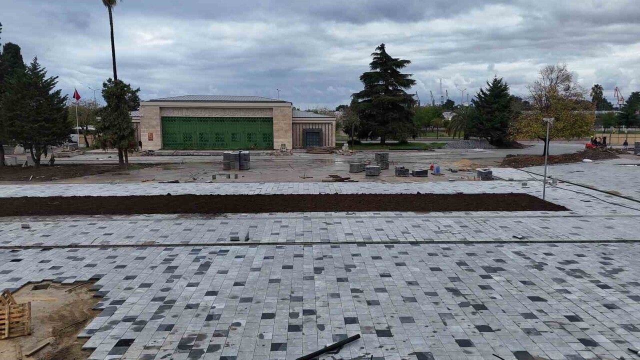 Samsun'da İstiklal Meydanı ve Kurtuluş Yolu'nda Çevre Düzenleme Çalışmaları Devam Ediyor