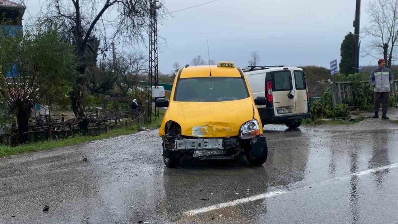 Samsun'da Üç Araçla Gerçekleşen Trafik Kazası: 6 Yaralı