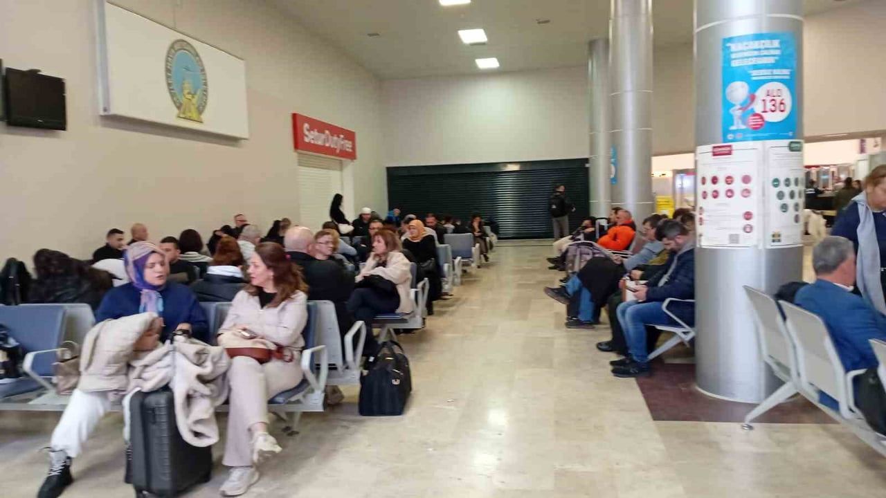 Samsun'da Yolcu Uçağı Martı Sürüsüne Çarptı