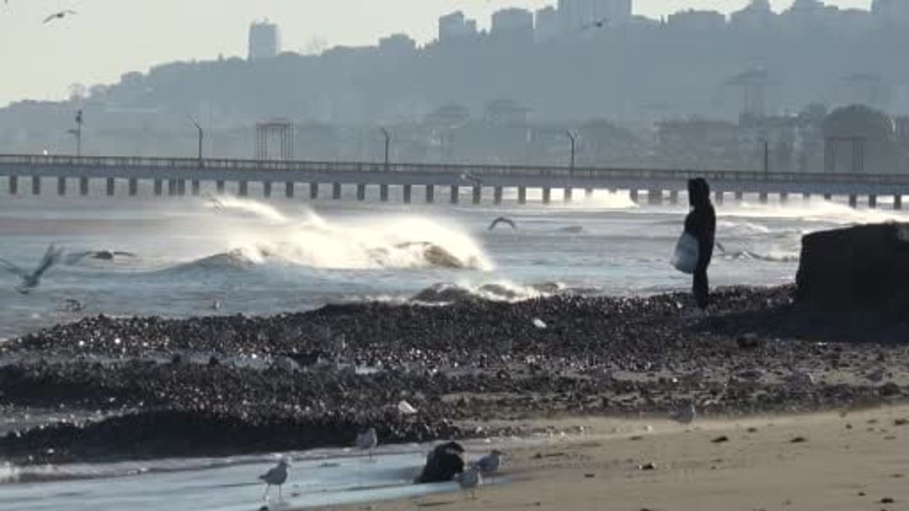 Samsun Sahilleri Fırtınanın Ardından Taşlarla Kaplandı