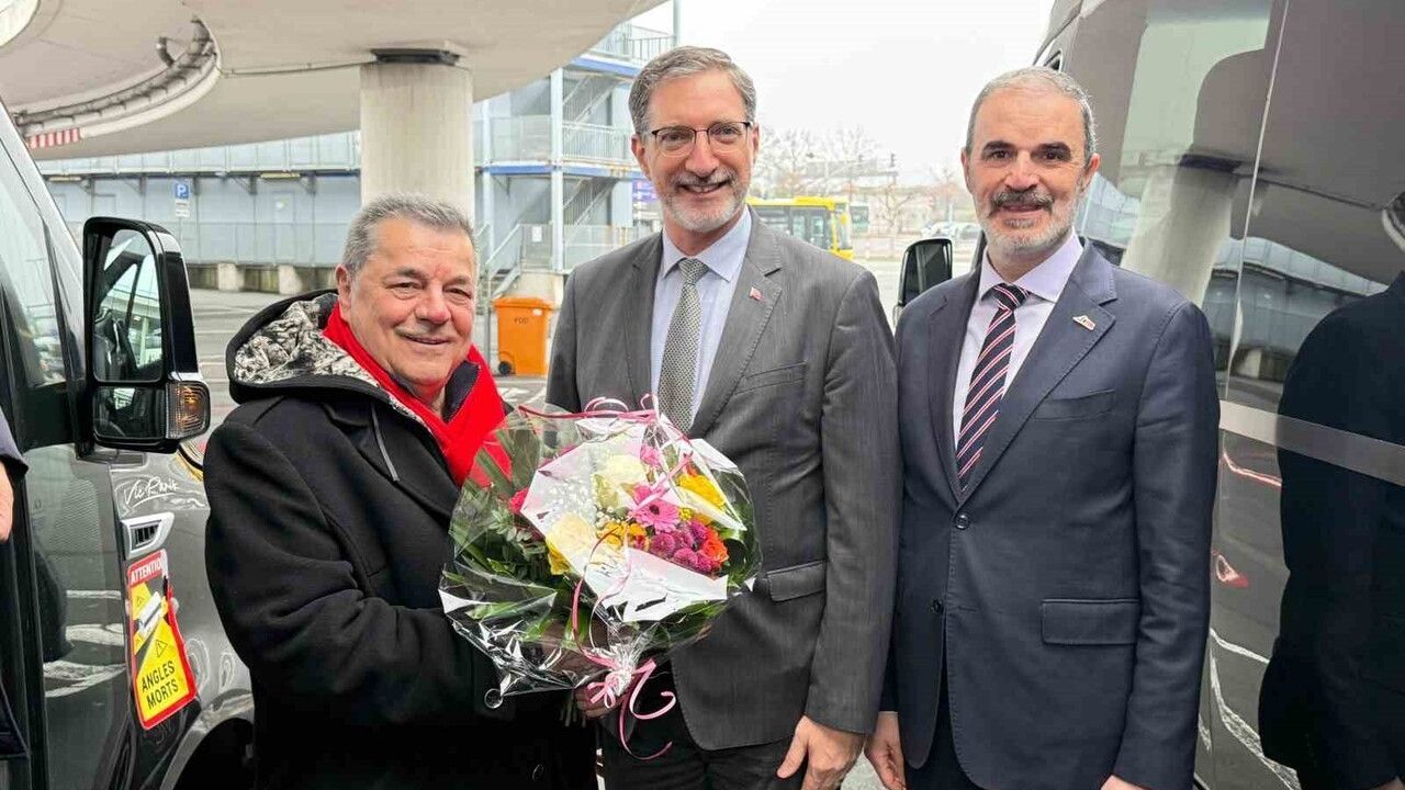 Samsunspor Almanya'da Çiçeklerle Karşılandı