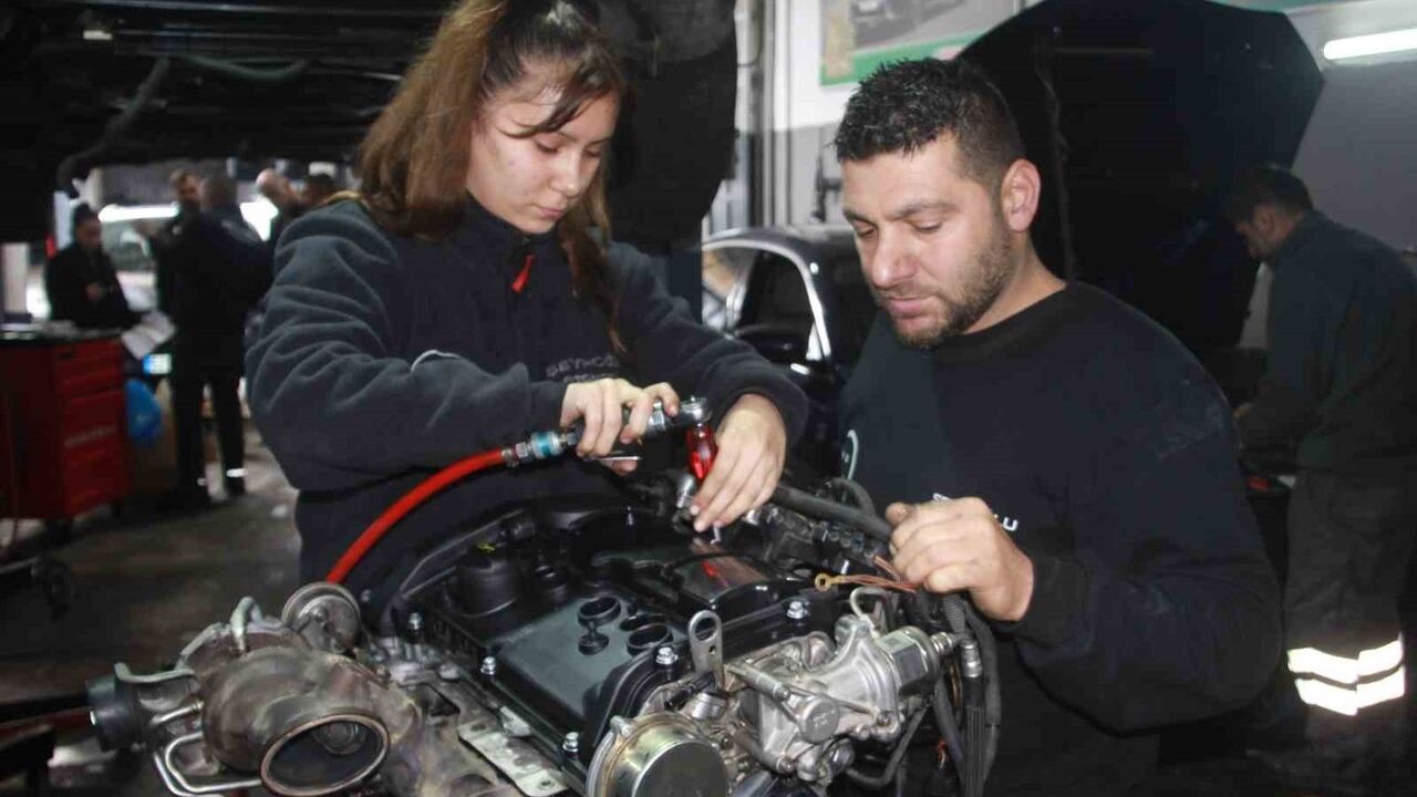 Sanayinin Tek Kız Çırağı: 17 Yaşındaki Dilem Selis