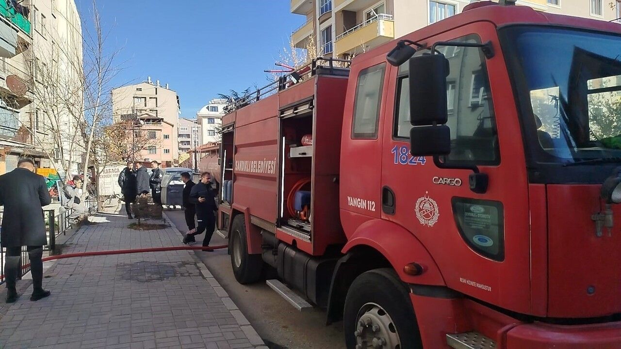 Sandıklı'da 5 Katlı Binanın Çatı Katında Yangın Çıktı