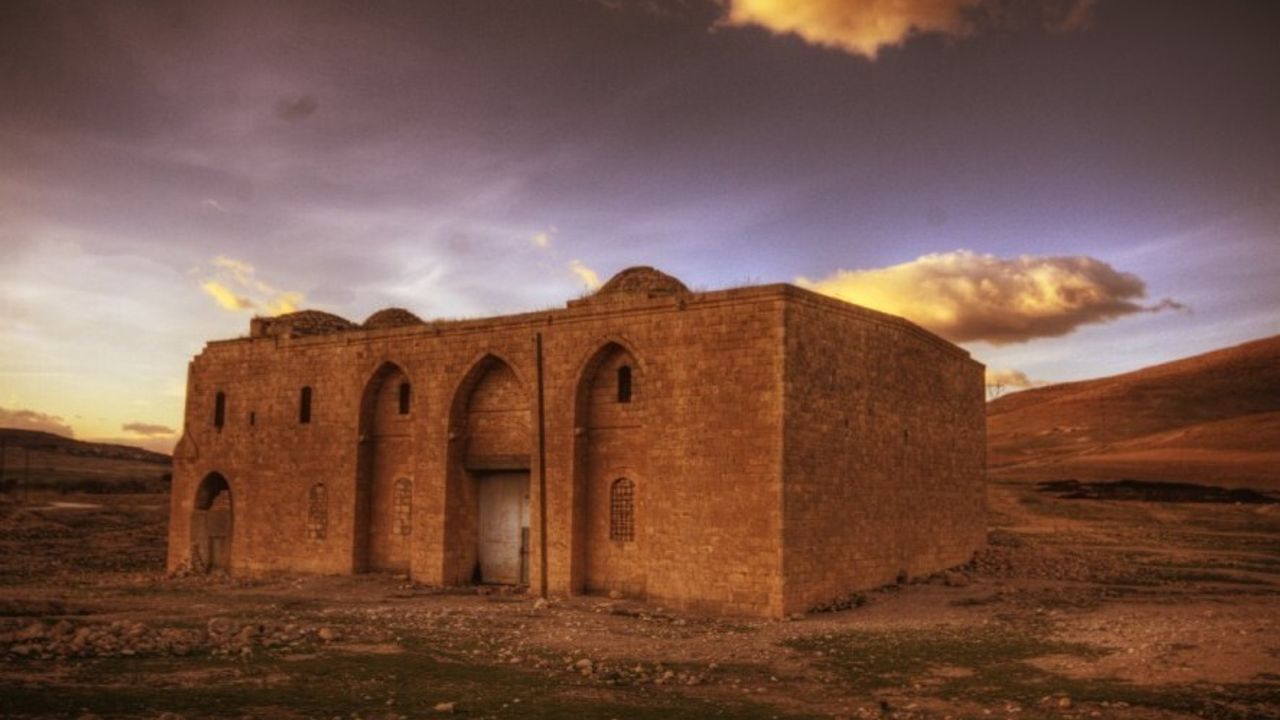 Şanlıurfa'da Doğa Tutkunları Germuş Kilisesi İçin Yürüdü