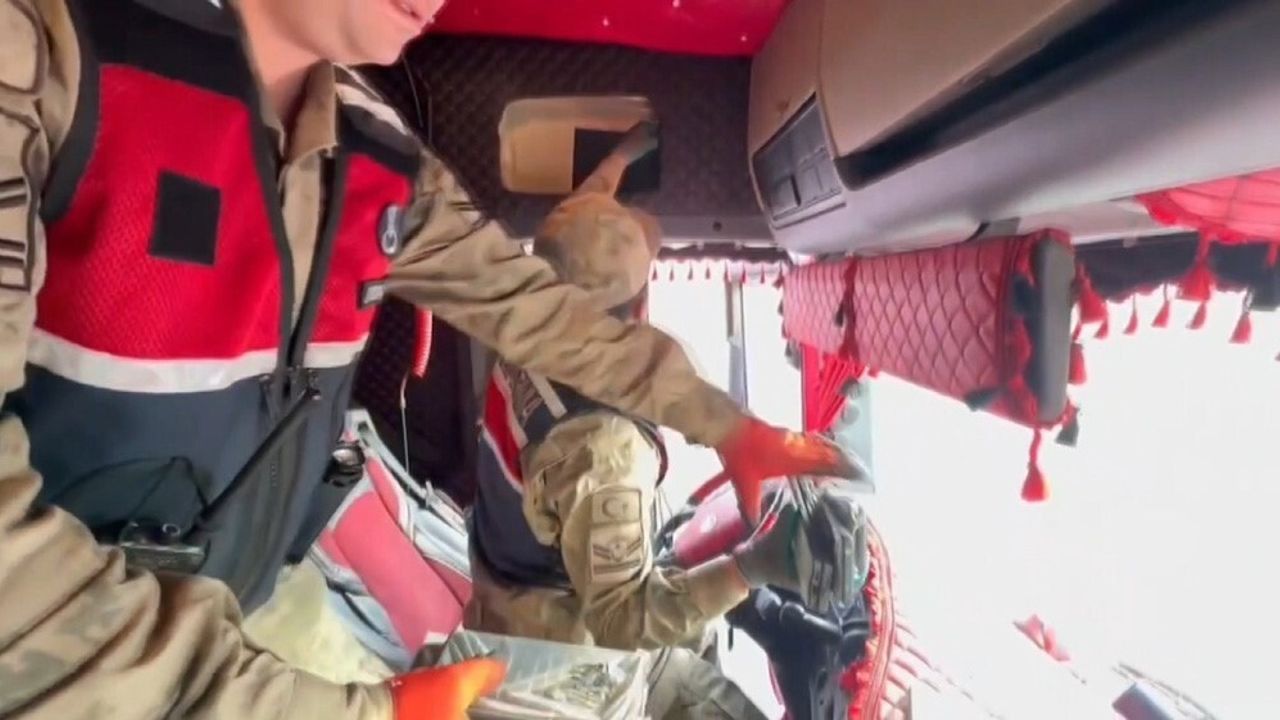 Şanlıurfa'da Jandarma Kaçakçılık Operasyonu: 249 Cep Telefonu Ele Geçirildi