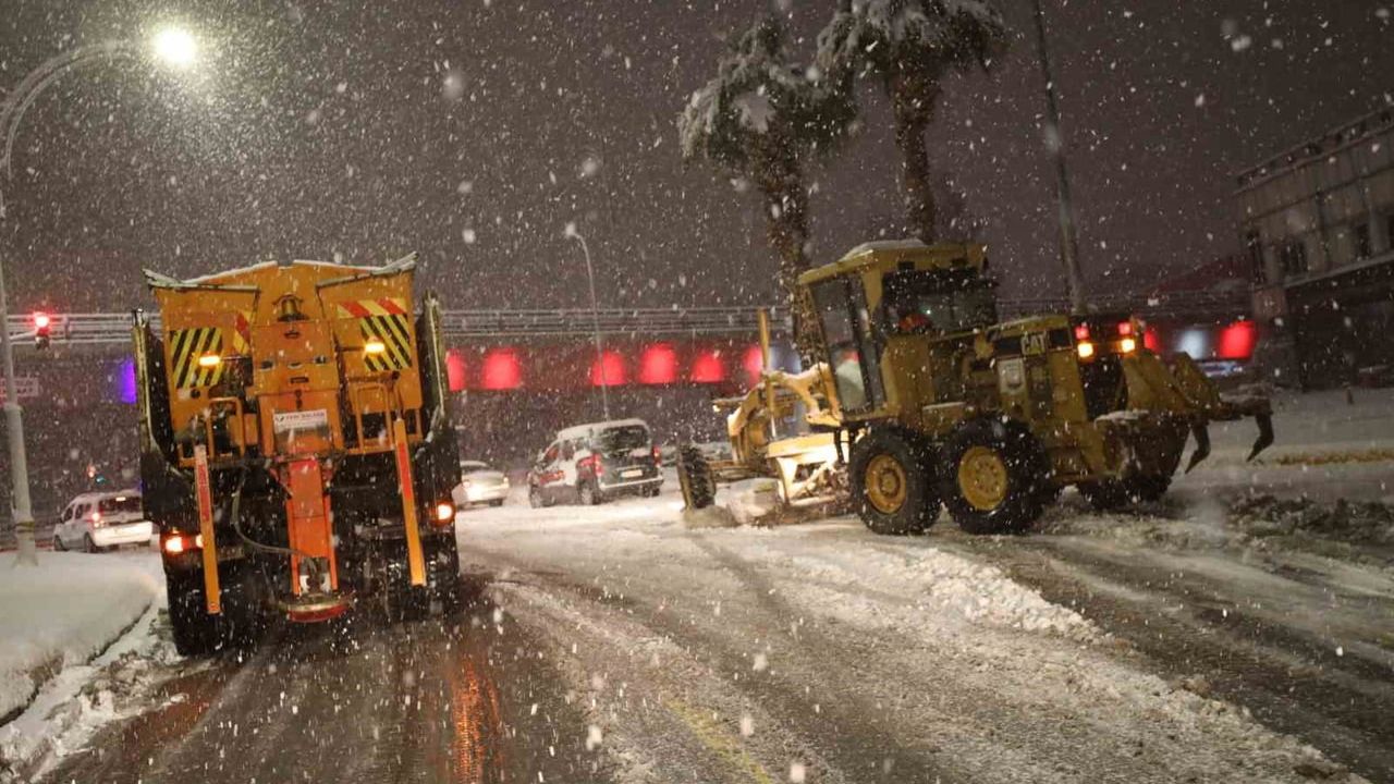 Şanlıurfa'da Karla Mücadele Çalışmaları Hız Kesmeden Devam Ediyor