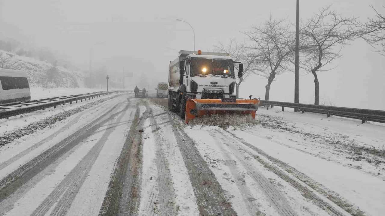 Şanlıurfa'da Karla Mücadele Devam Ediyor