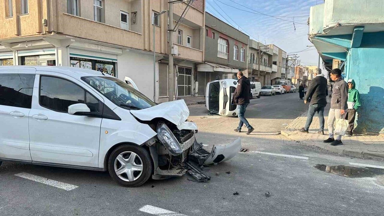 Şanlıurfa'da Trafik Kazası: İki Hafif Ticari Araç Çarpıştı