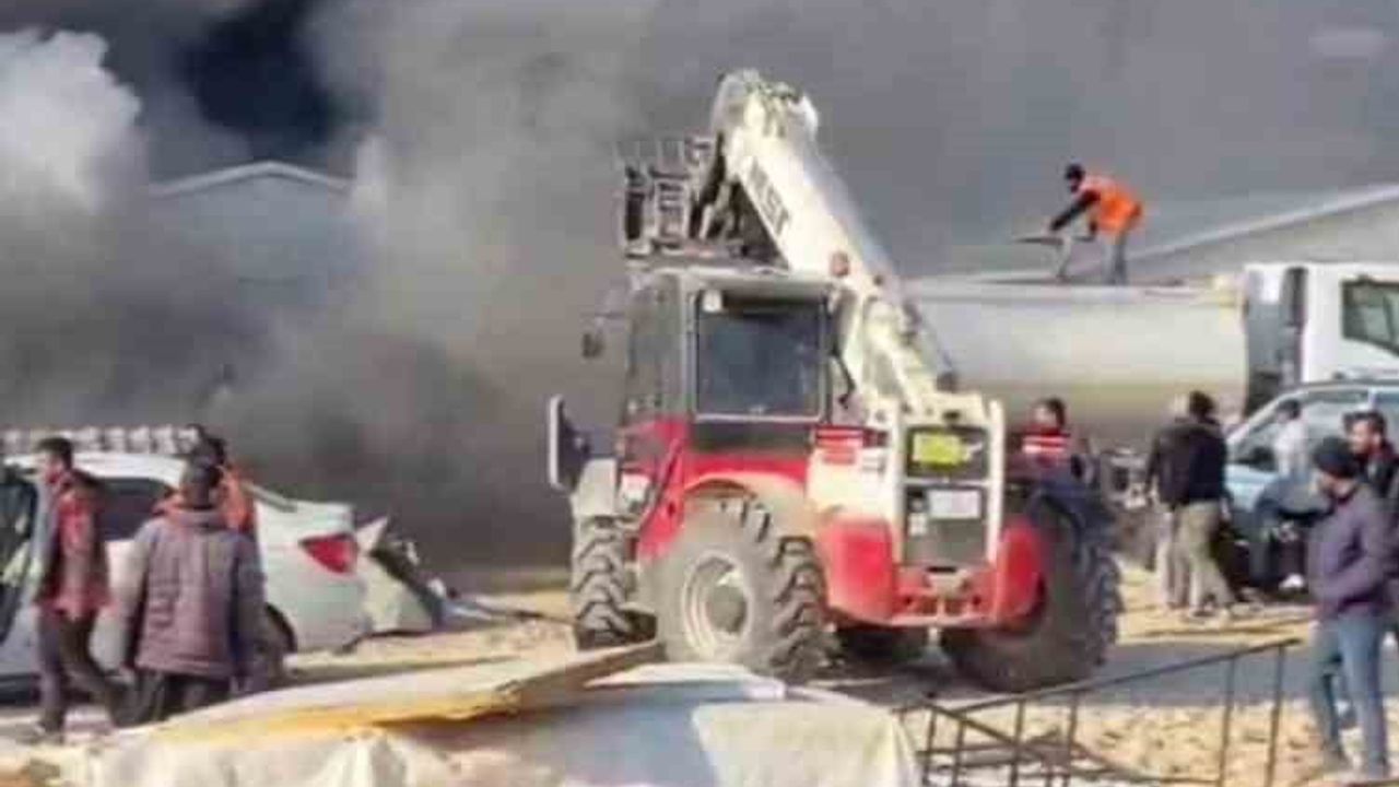 Şanlıurfa'daki İnşaat Şantiyesinde Yangın: 4 Araç Yanarak Kullanılamaz Hale Geldi