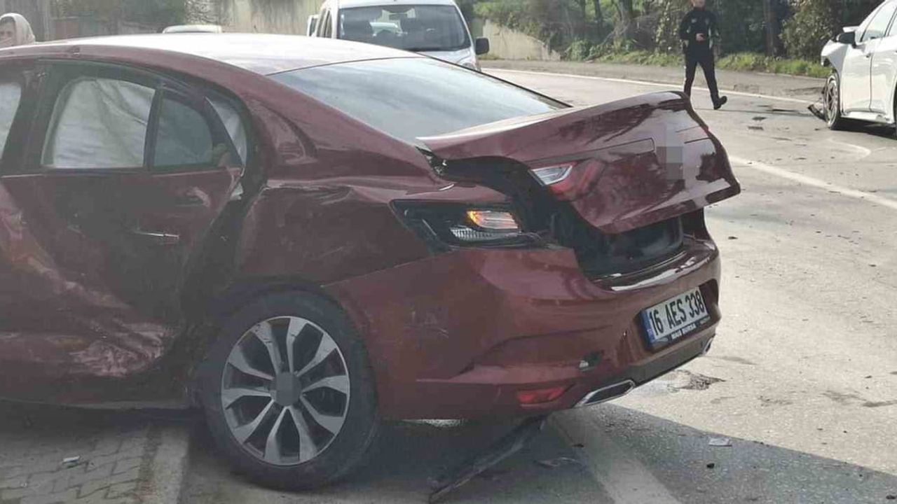 Sapanca'da İki Otomobil Çarpıştı, 5 Yaralı