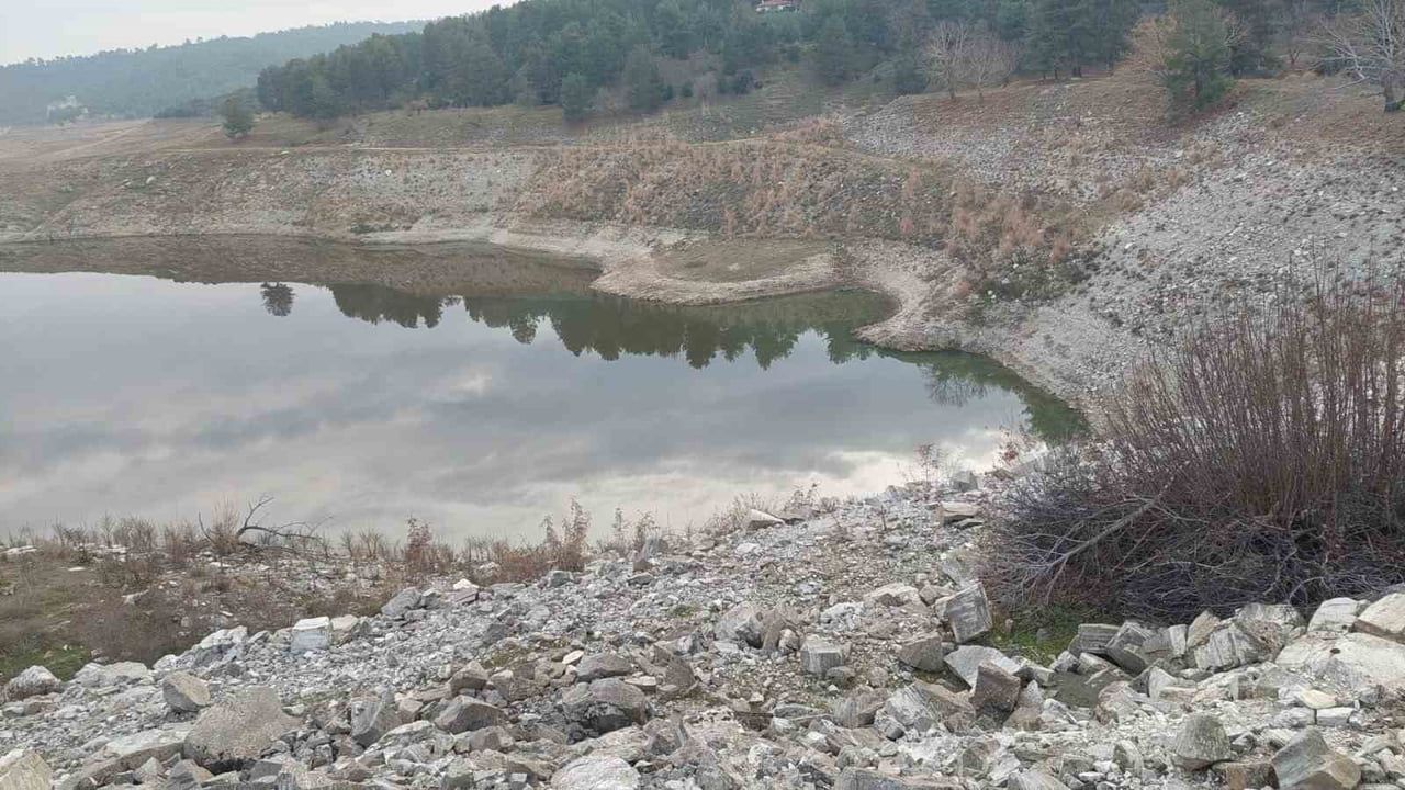Sarıgöl'de Barajlar Yağışları Bekliyor: Üreticilerin Endişesi