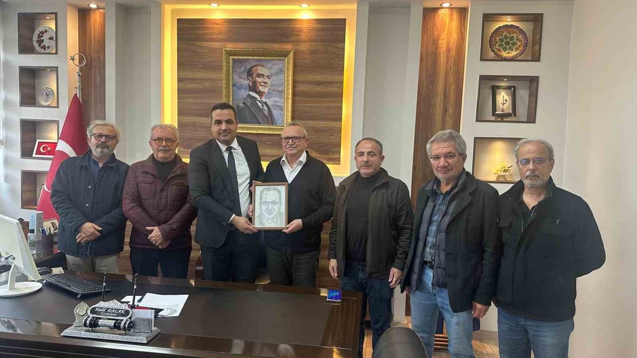 Sarıgöl'de Duygusal Anlar: Kaymakam'a Hediye Edilen Kara Kalem Portre