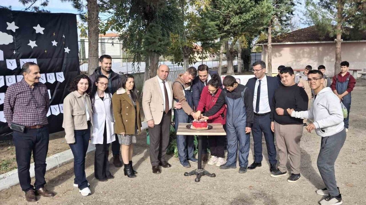 Sarıgöl'de Özel Öğrencilerle Hasat ve Pasta Kutlaması