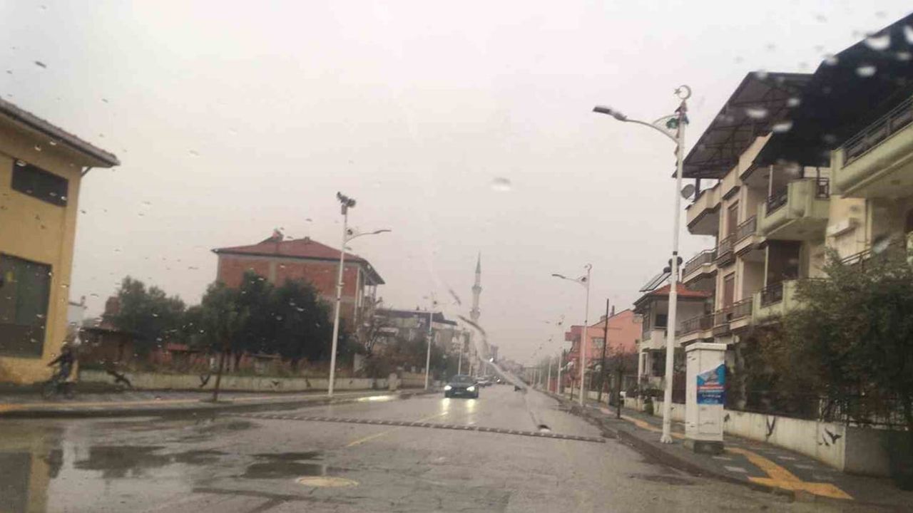 Sarıgöl'de Sağanak Yağmur Çiftçileri Mutlu Etti