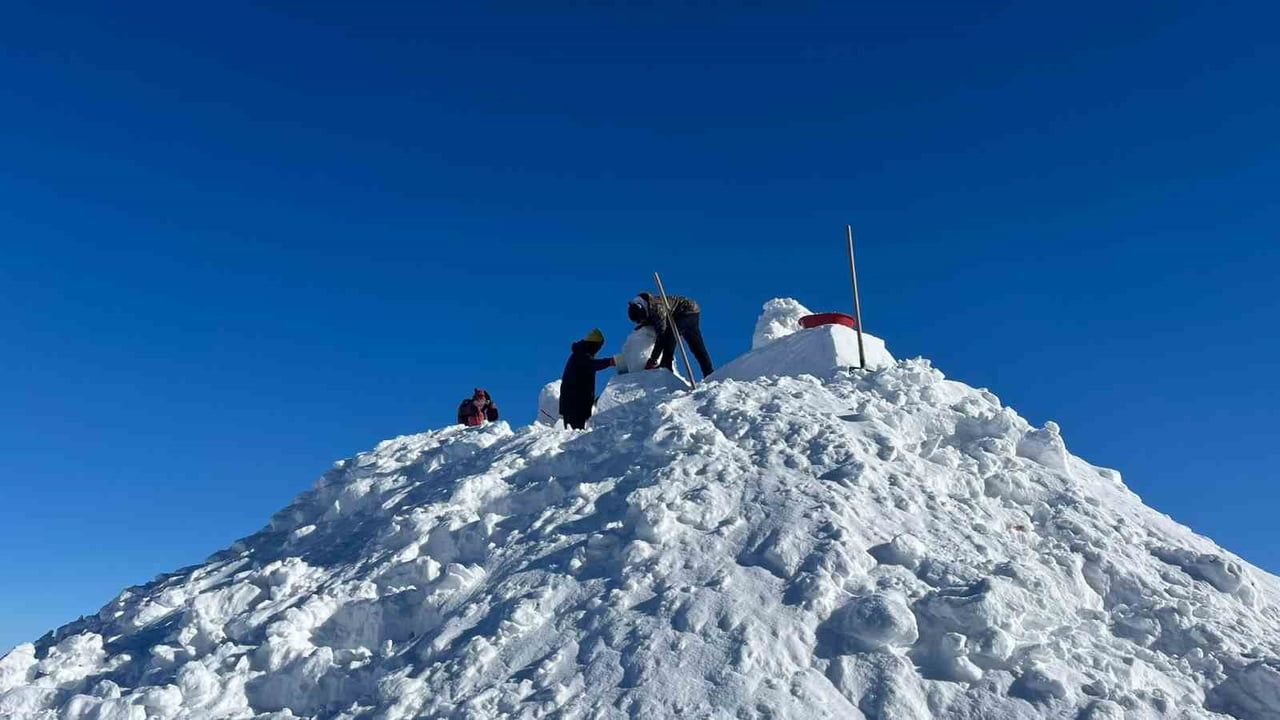 Sarıkamış Harekatı Anısına Kardan Heykeller Yapılıyor