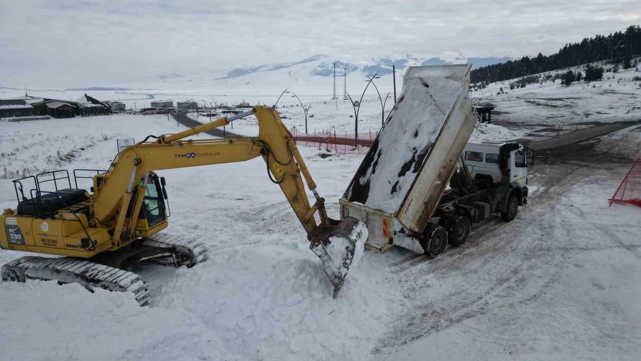 Sarıkamış’ta Kardan Heykeller İçin Kar Taşıma Seferberliği