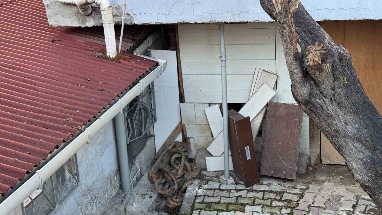 Sarıyer'de Çatlayan Bina Dron ile Görüntülendi