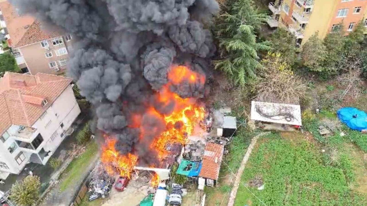 Sarıyer'de Oto Tamirhanesinde Yangın Paniği: Depo Kullanılamaz Hale Geldi