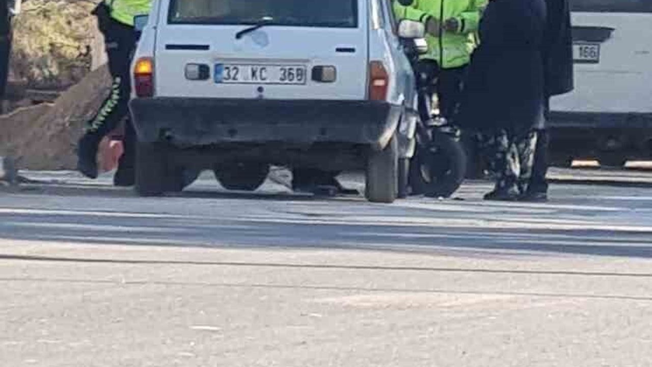 Şarkikaraağaç'ta Elektrikli Bisiklet ile Otomobil Çarpıştı