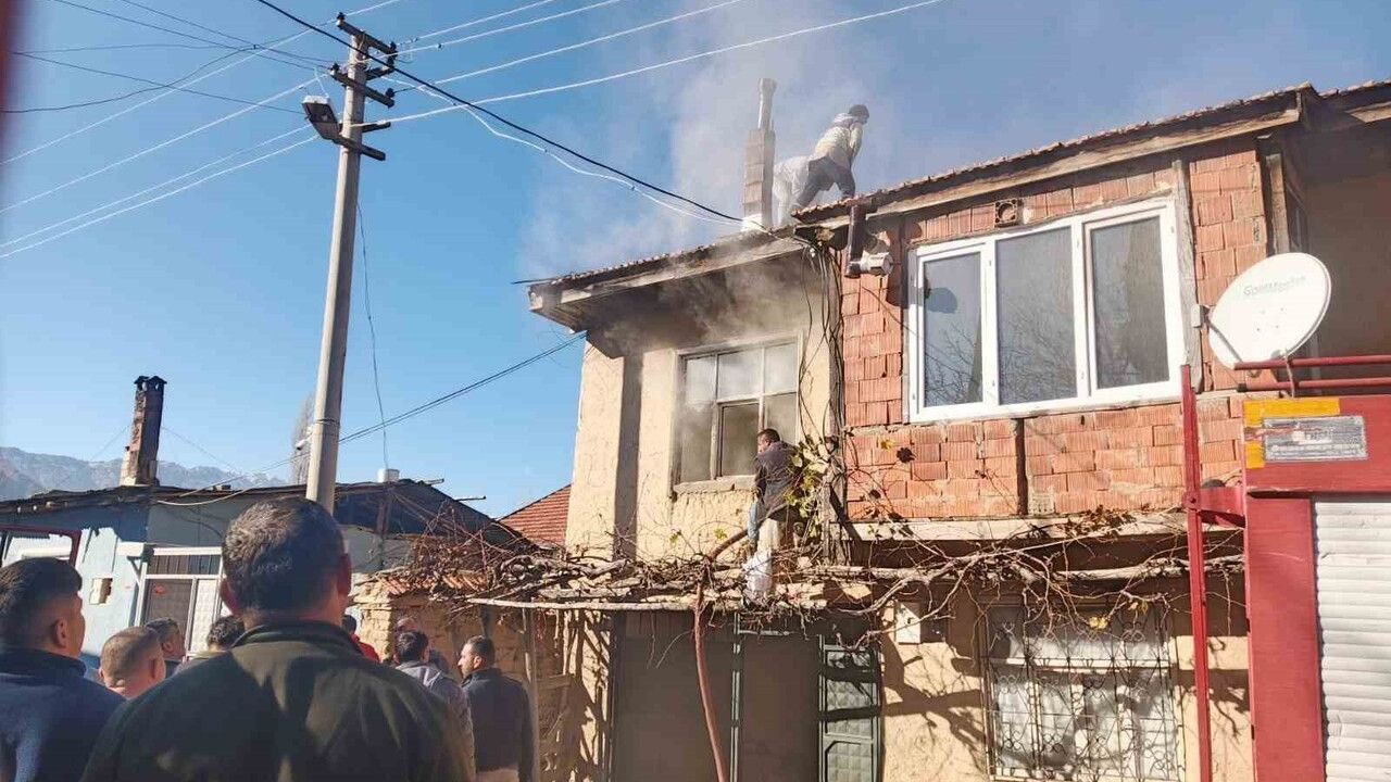 Şarkikaraağaç'ta Yangın: İki Katlı Ev Kül Oldu