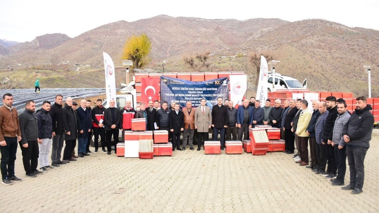 Sason'da Arıcılara Organik Kovan Desteği