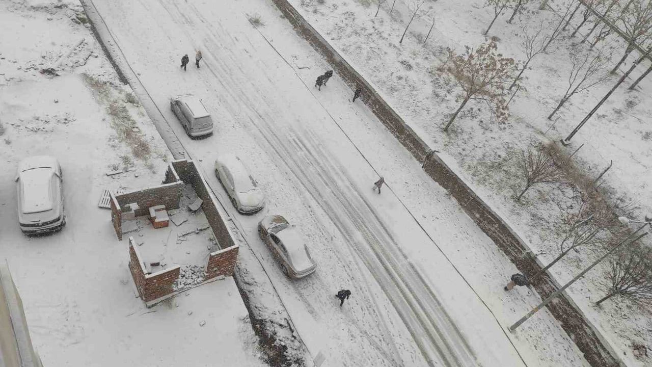 Sason'da Kar Yağışı Eğitime Ara Verdi