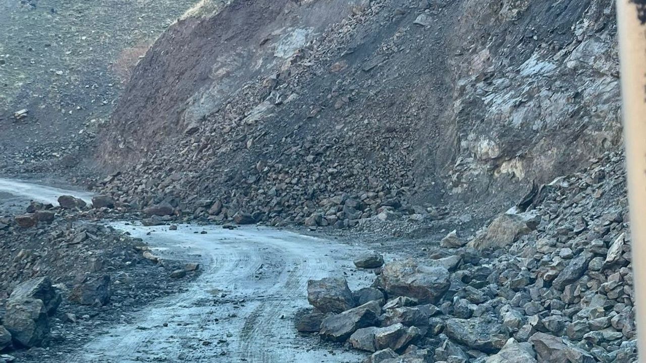 Sason'daki Heyelanlar Sonrası Köy Yolları Yeniden Açıldı