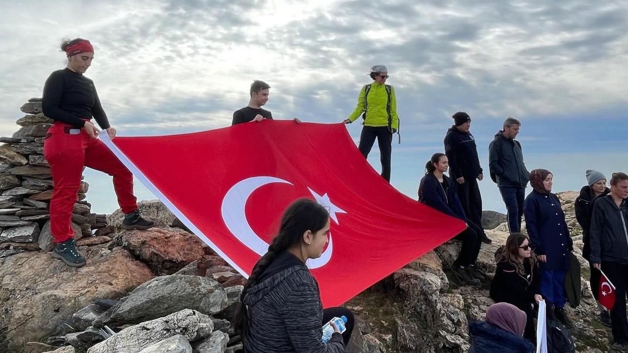 Şehitleri Anmak İçin Zirveye Tırmandılar