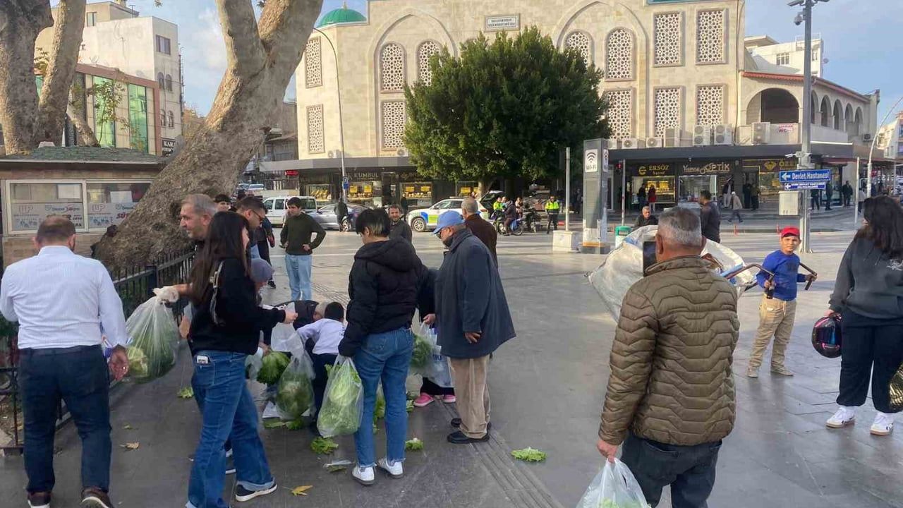 Serik'te Çiftçiden Anlamlı Yardım: 200 Marul Ücretsiz Dağıtıldı