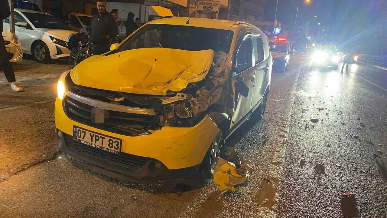 Serik'te Ticari Taksi ile Kamyonet Çarpıştı: 2 Yaralı