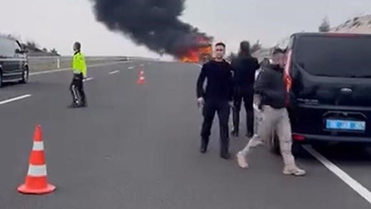 Seyir Halindeki Yolcu Otobüsü Yangını: 25 Yolcu Son Anda Kurtarıldı