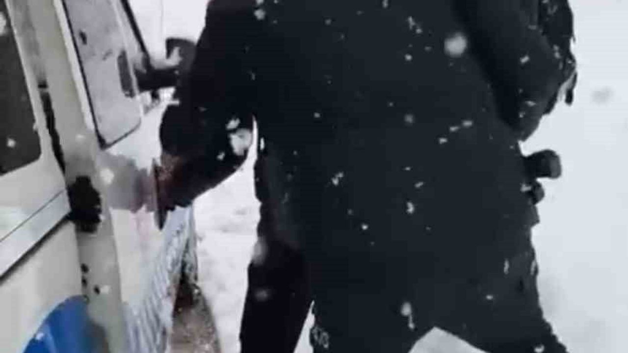 Siirt'te Karda Mahsur Kalan Öğrencilere Emniyet Ekipleri Yardım Eli Uzattı