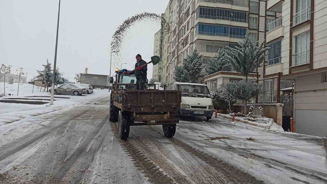 Siirt'te Karla Mücadele Çalışmaları Devam Ediyor