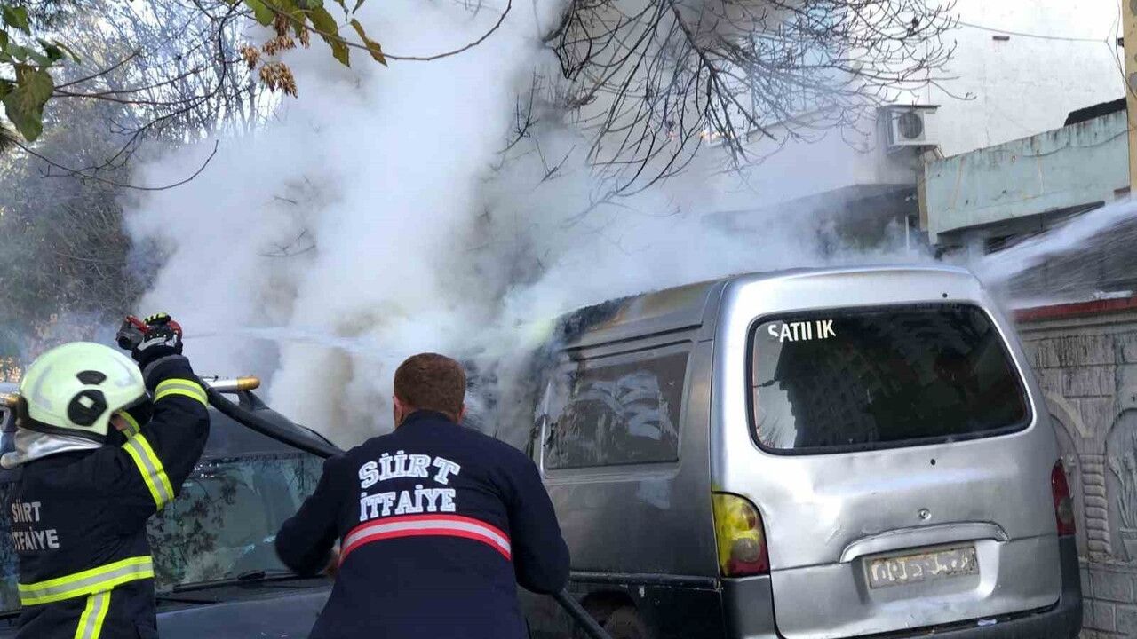 Siirt'te Park Halindeki Kamyonet Yangınında Maddi Hasar