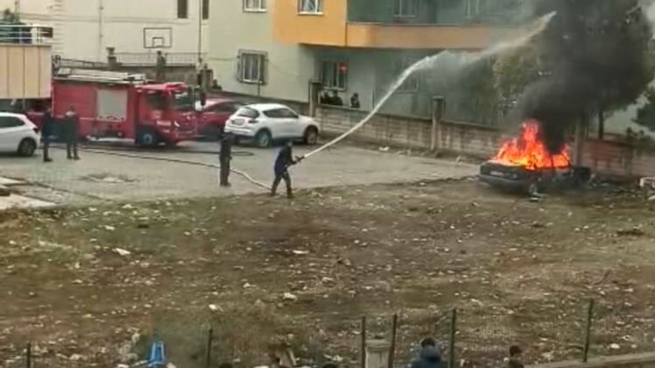 Siirt'te Park Halindeki Otomobil Kundaklandı