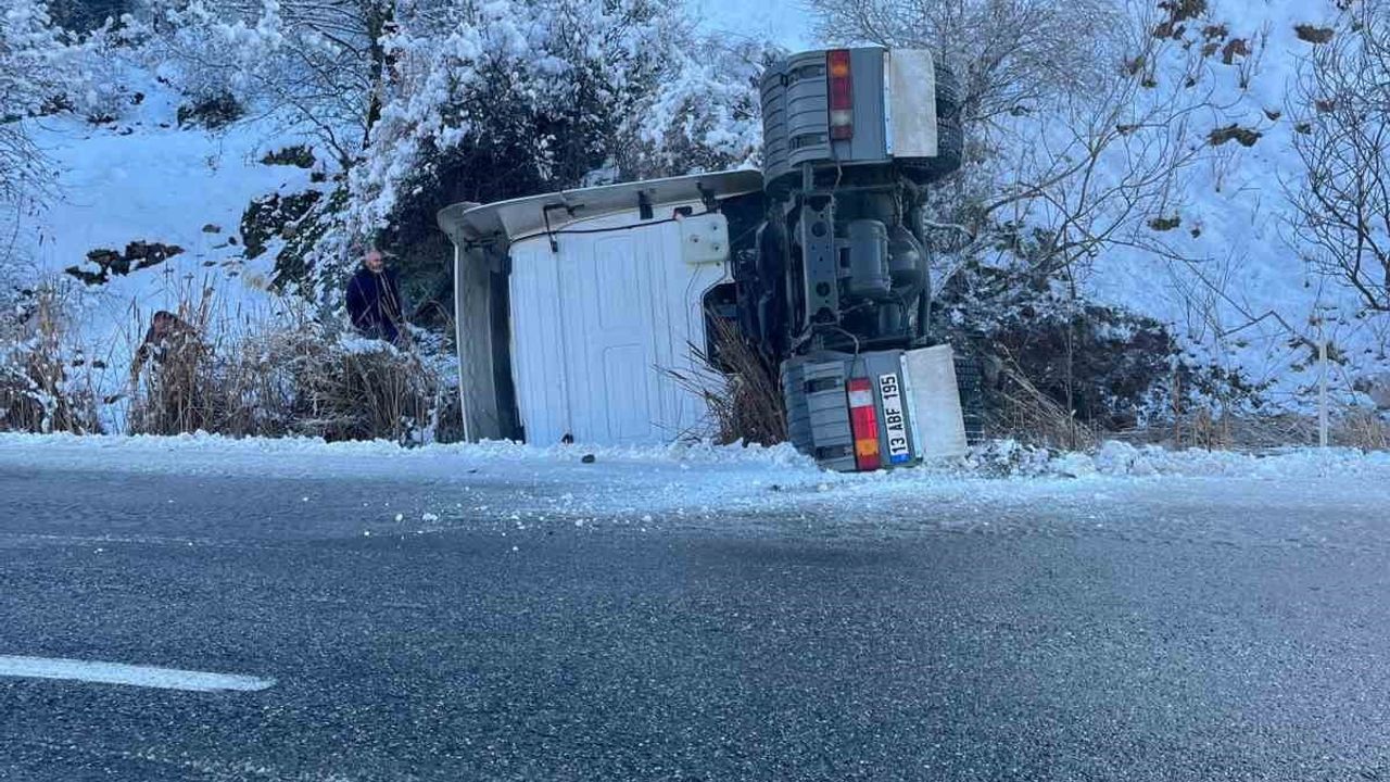 Siirt'te Tır ve Minibüs Devrildi: 4 Yaralı