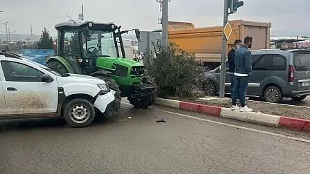 Siirt'te Traktör ve Otomobil Çarpıştı