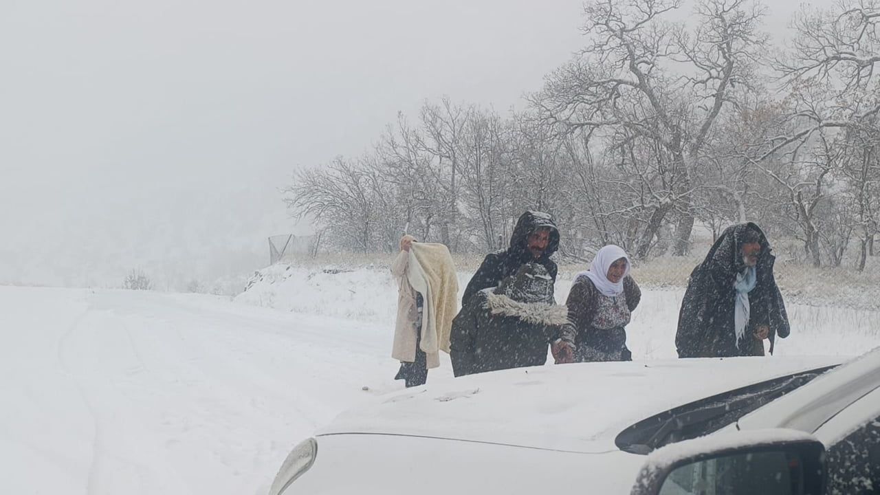 Siirt’te Yolda Mahsur Kalan Araçlar ve Ambulans Kurtarıldı