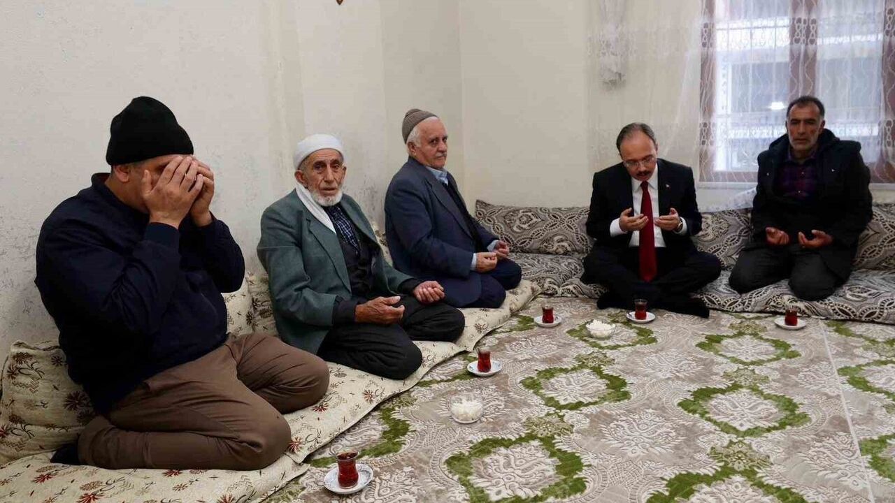 Siirt Valisi Kızılkaya Trafik Kazasında Hayatını Kaybeden Vatandaşın Ailesine Taziye Ziyareti Gerçekleştirdi