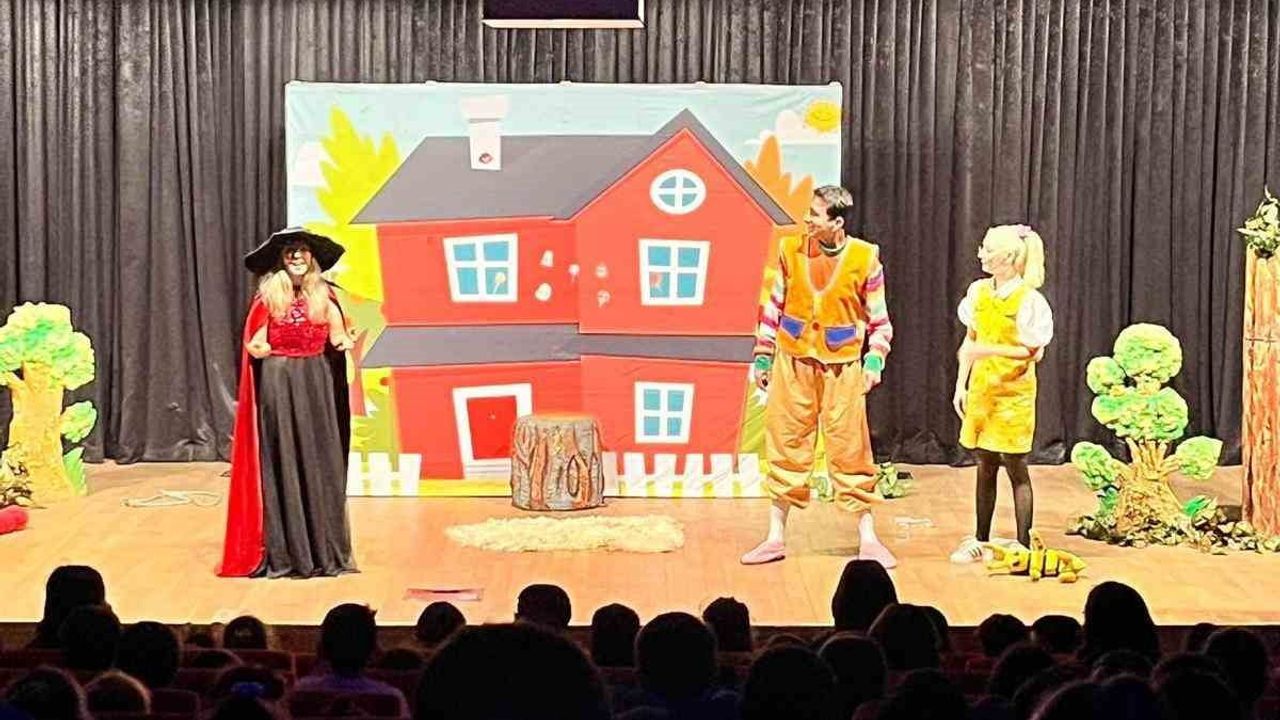 Sincan'da Tiyatro Günleri Coşkuyla Devam Ediyor