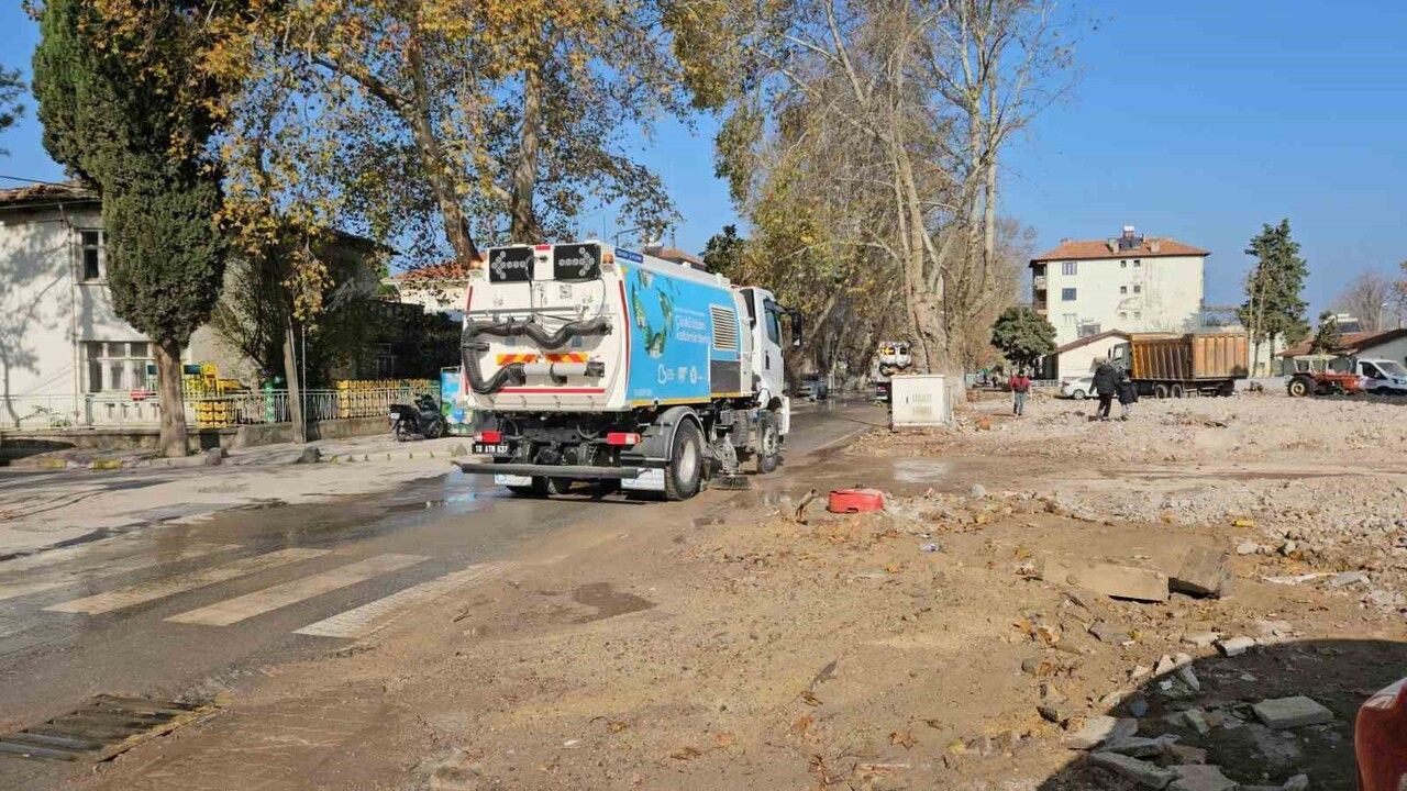 Sındırgı'da Deprem Sonrası Temizlik Çalışmaları Devam Ediyor