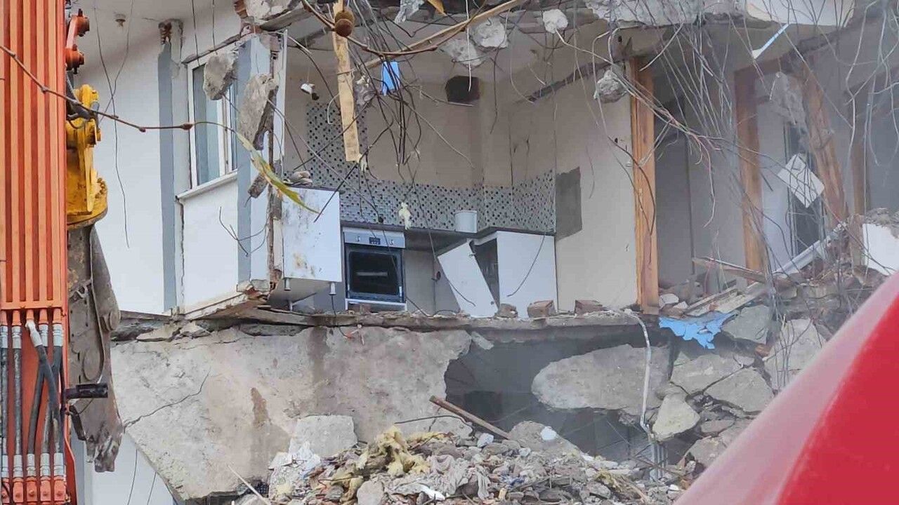 Sındırgı'da Deprem Sonrası Yıkım Süreci Devam Ediyor