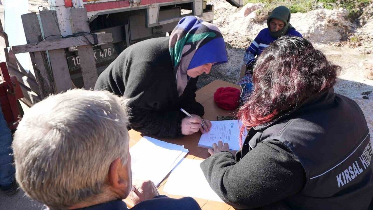 Sındırgı’da Depremzedelere Hayvan Yemi Desteği