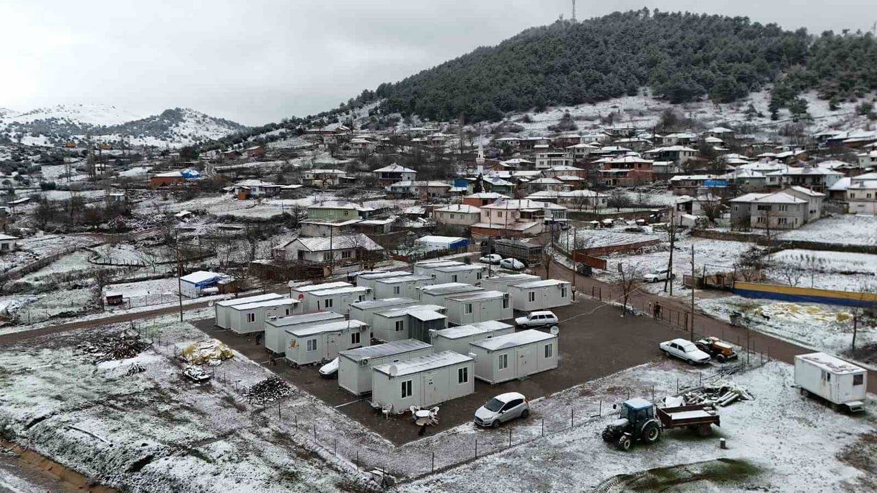 Sındırgı'da Kar ve Buzlanma Yaşamı Zorluyor
