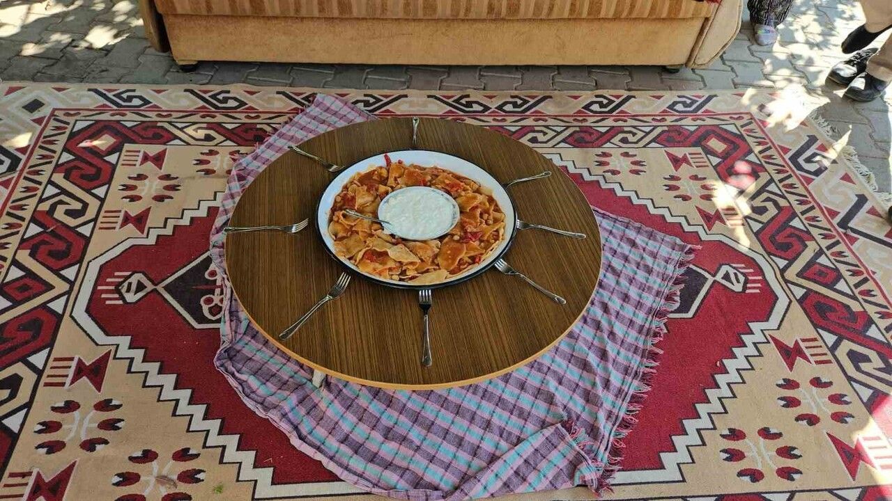 Sındırgı'da Tarhana Bezdirmesi Geleneği Canlanıyor