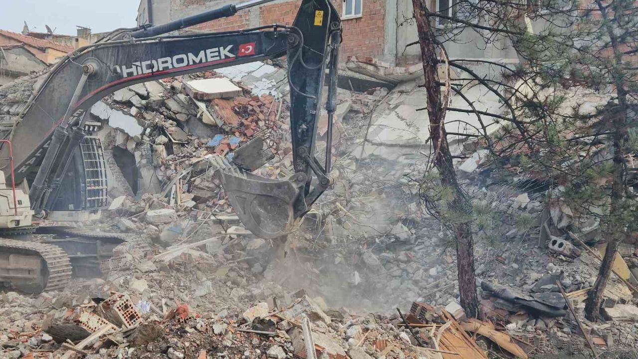 Sındırgı'da Tehlikeli Yapılar Yıkılıyor