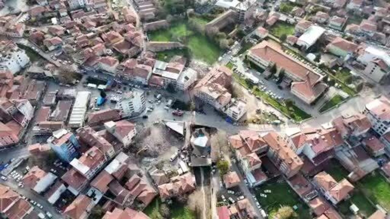 Sındırgı'da Yıkım Anında Yaşanan İkram Edici Olay