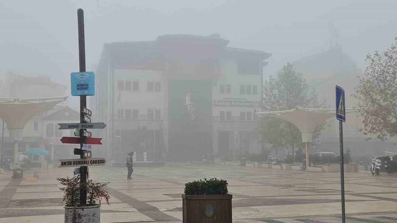 Sındırgı'da Yoğun Sis Sürücüleri Zorluyor